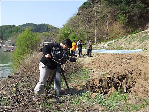 쓰레기더미를 촬영중이다 